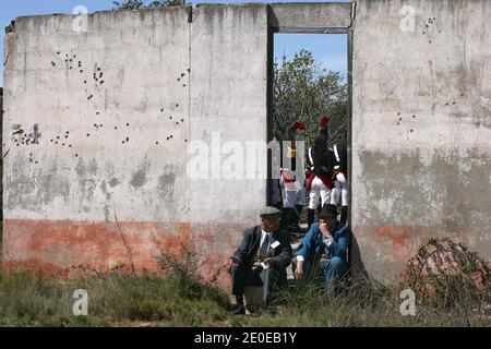 Atmosphäre im Rivesaltes Camp während des Besuchs des französischen Präsidenten und Kandidaten für die bevorstehenden Präsidentschaftswahlen, Nicolas Sarkozys im Rahmen einer Hommage an die Harkis in Rivesaltes, Südwestfrankreich, am 14. April 2012. Harkis sind Algerier, die während des Algerienkrieges von 1954 bis 1962 an der Seite der französischen Armee kämpften. Ab 1962 wurden die schätzungsweise 45,000 Harkis, die Frankreich erreicht hatten, entweder in Harki-Siedlungen in der Nähe existierender urbaner Zentren oder in isolierten Dörfern im ländlichen Süden untergebracht, die zu diesem Zweck gebaut wurden, oder in sogenannten temporären Lagern, wie Rivesaltes. Foto von A Stockfoto