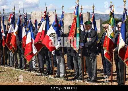 Atmosphäre im Rivesaltes Camp während des Besuchs des französischen Präsidenten und Kandidaten für die bevorstehenden Präsidentschaftswahlen, Nicolas Sarkozys im Rahmen einer Hommage an die Harkis in Rivesaltes, Südwestfrankreich, am 14. April 2012. Harkis sind Algerier, die während des Algerienkrieges von 1954 bis 1962 an der Seite der französischen Armee kämpften. Ab 1962 wurden die schätzungsweise 45,000 Harkis, die Frankreich erreicht hatten, entweder in Harki-Siedlungen in der Nähe existierender urbaner Zentren oder in isolierten Dörfern im ländlichen Süden untergebracht, die zu diesem Zweck gebaut wurden, oder in sogenannten temporären Lagern, wie Rivesaltes. Foto von A Stockfoto