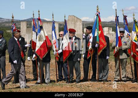 Atmosphäre im Rivesaltes Camp während des Besuchs des französischen Präsidenten und Kandidaten für die bevorstehenden Präsidentschaftswahlen, Nicolas Sarkozys im Rahmen einer Hommage an die Harkis in Rivesaltes, Südwestfrankreich, am 14. April 2012. Harkis sind Algerier, die während des Algerienkrieges von 1954 bis 1962 an der Seite der französischen Armee kämpften. Ab 1962 wurden die schätzungsweise 45,000 Harkis, die Frankreich erreicht hatten, entweder in Harki-Siedlungen in der Nähe existierender urbaner Zentren oder in isolierten Dörfern im ländlichen Süden untergebracht, die zu diesem Zweck gebaut wurden, oder in sogenannten temporären Lagern, wie Rivesaltes. Foto von A Stockfoto