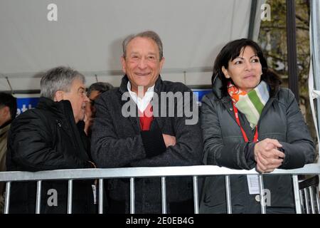 Der Pariser Bürgermeister Bertrand Delanoe und Anne Hidalgo nahmen am 15. April 2012 an der 36. Ausgabe des Internationalen Paris-Marathons in Paris Teil. Foto von Alban Wyters/ABACAPRESS.COM Stockfoto