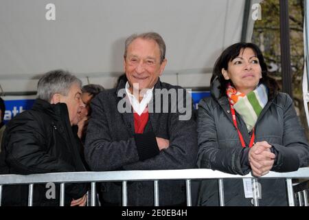 Der Pariser Bürgermeister Bertrand Delanoe und Anne Hidalgo nahmen am 15. April 2012 an der 36. Ausgabe des Internationalen Paris-Marathons in Paris Teil. Foto von Alban Wyters/ABACAPRESS.COM Stockfoto