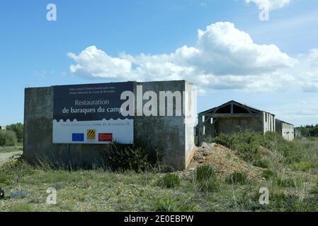 Atmosphäre im Rivesaltes Camp während des Besuchs des französischen Präsidenten und Kandidaten für die bevorstehenden Präsidentschaftswahlen, Nicolas Sarkozys im Rahmen einer Hommage an die Harkis in Rivesaltes, Südwestfrankreich, am 14. April 2012. Harkis sind Algerier, die während des Algerienkrieges von 1954 bis 1962 an der Seite der französischen Armee kämpften. Ab 1962 wurden die schätzungsweise 45,000 Harkis, die Frankreich erreicht hatten, entweder in Harki-Siedlungen in der Nähe existierender urbaner Zentren oder in isolierten Dörfern im ländlichen Süden untergebracht, die zu diesem Zweck gebaut wurden, oder in sogenannten temporären Lagern, wie Rivesaltes. Foto von M Stockfoto