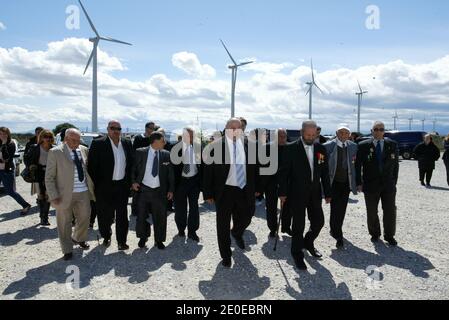 Atmosphäre im Rivesaltes Camp während des Besuchs des französischen Präsidenten und Kandidaten für die bevorstehenden Präsidentschaftswahlen, Nicolas Sarkozys im Rahmen einer Hommage an die Harkis in Rivesaltes, Südwestfrankreich, am 14. April 2012. Harkis sind Algerier, die während des Algerienkrieges von 1954 bis 1962 an der Seite der französischen Armee kämpften. Ab 1962 wurden die schätzungsweise 45,000 Harkis, die Frankreich erreicht hatten, entweder in Harki-Siedlungen in der Nähe existierender urbaner Zentren oder in isolierten Dörfern im ländlichen Süden untergebracht, die zu diesem Zweck gebaut wurden, oder in sogenannten temporären Lagern, wie Rivesaltes. Foto von M Stockfoto