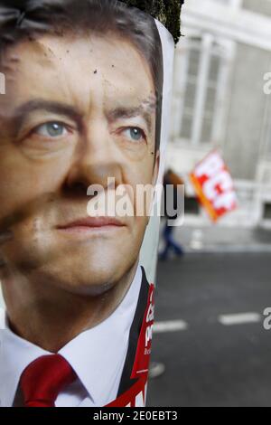 Ein Plakat, das während des Kandidaten der französischen Front de Gauche (FG) für die Präsidentschaftswahl 2012 von der linken Partei Jean-Luc Melenchon am 15. April 2012, eine Woche vor der ersten Runde der französischen Präsidentschaftswahlen, auf dem Place Royale in Pau im Südwesten Frankreichs, abgebildet wurde. Foto von Patrick Bernard/ABACAPRESS.COM Stockfoto