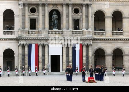 Atmosphäre während der Zeremonie zu Ehren des französischen Resistenten Raymond Aubrac am 16. April 2012 im Invalides in Paris, Frankreich, der am 11. April im Alter von 97 Jahren starb. Aubrac und seine Frau Lucie, die 2007 im Alter von 94 Jahren starb, bildeten 1940 in Lyon eine der ersten Untergrundgruppen, die sich der Nazi-Besetzung Frankreichs widersetzen - Liberation Sud --. Aubrac wurde am 31. Juli 1914 in der nordöstlichen Haute-Saone-Region Raymond Samuel als Sohn einer jüdischen Familie geboren und studierte Ingenieurwesen in Frankreich und den Vereinigten Staaten. Foto von Thierry Chesnot/Pool/ABACAPRESS.COM Stockfoto