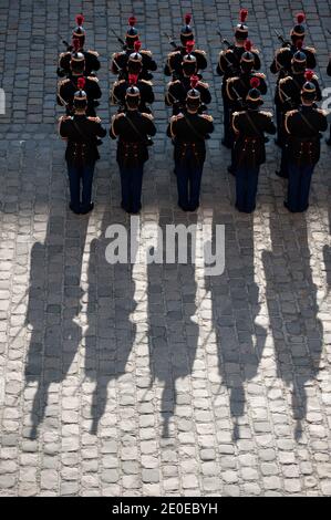 Atmosphäre während einer Zeremonie zu Ehren des französischen Resistenten Raymond Aubrac am 16. April 2012 im Invalides in Paris, Frankreich, der am 11. April im Alter von 97 Jahren starb. Foto von Thierry Orban/ABACAPRESS.COM Stockfoto