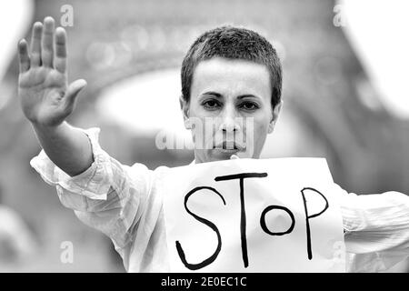 Die syrische Schauspielerin Fadwa Sulaiman posiert mit einem "STOP"-Zeichen, um am 14. April 2012 in Paris friedlich gegen Gewalt in Syrien zu protestieren. Der Protest ist Teil einer Aktion namens "Weiße Welle" ("Vague Blanche"), die am 17. April, dem Tag der syrischen Unabhängigkeit, in Paris stattfinden wird, mit dem Bürgermeister von Paris und anderen Persönlichkeiten. Fadwa Suleiman beteiligte sich aktiv an der syrischen Revolution und wurde eine Ikone, nachdem sie im Fernsehen vor Demonstranten in Homs sprach, dann musste sie Syrien verlassen und kam nach Paris. Foto von Ammar Abd Rabbo/ABACAPRESS.COM Stockfoto