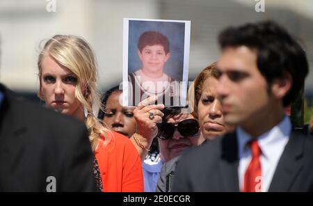 Opfer von Waffengewalt aus den USA versammeln sich zu einer Pressekonferenz außerhalb des US-Kapitols, um die Jahrestage der Massenerschießungen an der Virginia Tech und Columbine High School und in der jüngsten Folge des Todes von Trayvon Martin in Washington, DC, USA am 16. April zu beobachten. 2012. Foto von Olivier Douliery/ABACAPRESS.COM Stockfoto