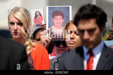 Opfer von Waffengewalt aus den USA versammeln sich zu einer Pressekonferenz außerhalb des US-Kapitols, um die Jahrestage der Massenerschießungen an der Virginia Tech und Columbine High School und in der jüngsten Folge des Todes von Trayvon Martin in Washington, DC, USA am 16. April zu beobachten. 2012. Foto von Olivier Douliery/ABACAPRESS.COM Stockfoto