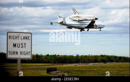 Der Space Shuttle Discovery landet am 17. April 2012 auf dem Dulles International Airport in Washington, DC, USA. Foto von Olivier Douliery/ABACAPRESS.COM Stockfoto