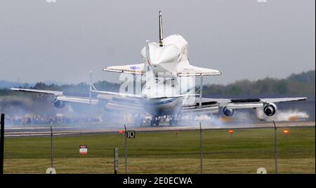 Der Space Shuttle Discovery landet am 17. April 2012 auf dem Dulles International Airport in Washington, DC, USA. Foto von Olivier Douliery/ABACAPRESS.COM Stockfoto