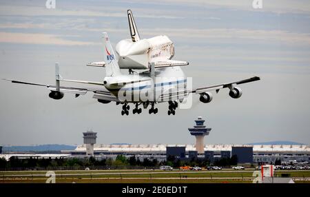 Der Space Shuttle Discovery landet am 17. April 2012 auf dem Dulles International Airport in Washington, DC, USA. Foto von Olivier Douliery/ABACAPRESS.COM Stockfoto