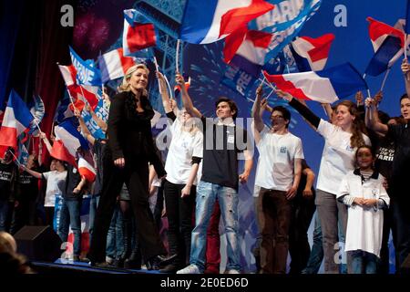 Die Präsidentin der französischen rechtsextremen Front National (FN) und Kandidatin für die französischen Präsidentschaftswahlen 2012, Marine Le Pen, winkt am Ende ihres Wahlkampftreffens am 17. April 2012 in Paris, Frankreich. Foto von Stephane Lemouton/ABACAPRESS.COM. Stockfoto