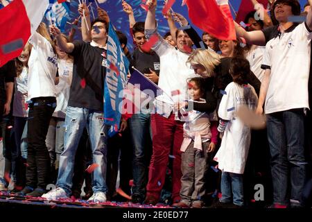 Die Präsidentin der französischen rechtsextremen Front National (FN) und Kandidatin für die französischen Präsidentschaftswahlen 2012, Marine Le Pen, winkt am Ende ihres Wahlkampftreffens am 17. April 2012 in Paris, Frankreich. Foto von Stephane Lemouton/ABACAPRESS.COM. Stockfoto
