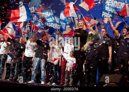Die Präsidentin der französischen rechtsextremen Front National (FN) und Kandidatin für die französischen Präsidentschaftswahlen 2012, Marine Le Pen, winkt am Ende ihres Wahlkampftreffens am 17. April 2012 in Paris, Frankreich. Foto von Stephane Lemouton/ABACAPRESS.COM. Stockfoto