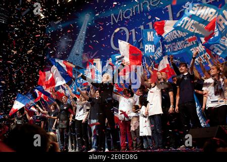 Die Präsidentin der französischen rechtsextremen Front National (FN) und Kandidatin für die französischen Präsidentschaftswahlen 2012, Marine Le Pen, winkt am Ende ihres Wahlkampftreffens am 17. April 2012 in Paris, Frankreich. Foto von Stephane Lemouton/ABACAPRESS.COM. Stockfoto