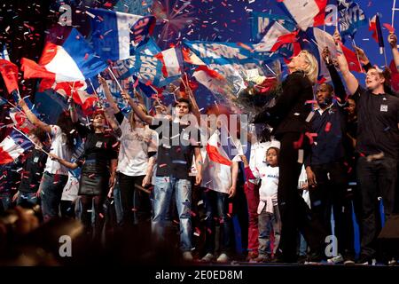 Die Präsidentin der französischen rechtsextremen Front National (FN) und Kandidatin für die französischen Präsidentschaftswahlen 2012, Marine Le Pen, winkt am Ende ihres Wahlkampftreffens am 17. April 2012 in Paris, Frankreich. Foto von Stephane Lemouton/ABACAPRESS.COM. Stockfoto