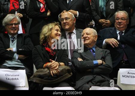 Fanny Cottencon und Pierre Berge sind während des Wahlkampftreffens von Francois Hollande am 17. April 2012 in Lille, Frankreich, beim Kandidaten der französischen Oppositionspartei (PS) für die französischen Präsidentschaftswahlen 2012 abgebildet. Foto von Jean-Yves Bonvarlet/ABACAPRESS.COM Stockfoto