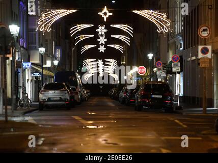 Düsseldorf, Deutschland. Dezember 2020. Eine leere Straße im Stadtzentrum. Wo in der Regel viele Menschen unterwegs sind, ist es wegen der Maßnahmen gegen das Coronavirus zum Jahreswechsel ruhig. Quelle: Roberto Pfeil/dpa/Alamy Live News Stockfoto