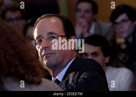 Der Kandidat der französischen Sozialistischen Partei (PS) für die Präsidentschaftswahl 2012 Francois Hollande spricht am 18. April 2012 bei einem Wahlkampfbesuch in Amiens, Nordfrankreich, mit Studenten. Foto von Stephane Lemouton/ABACAPRESS.COM. Stockfoto