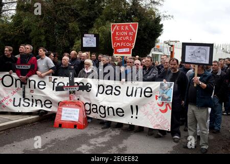 Frankreichs Kandidat der Sozialistischen Partei (PS) für die Präsidentschaftswahl 2012 Francois Hollande trifft am 18. April 2012 in Montataire, Oise, Frankreich, auf Mitarbeiter der Still-Saxby-Gabelstaplerfabrik. Foto von Stephane Lemouton/ABACAPRESS.COM. Stockfoto