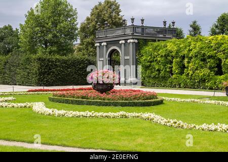 Der Schlosspark Schönbrunn wurde um 1779 eröffnet. Schloss Schönbrunn - ehemalige kaiserliche Sommerresidenz Stockfoto