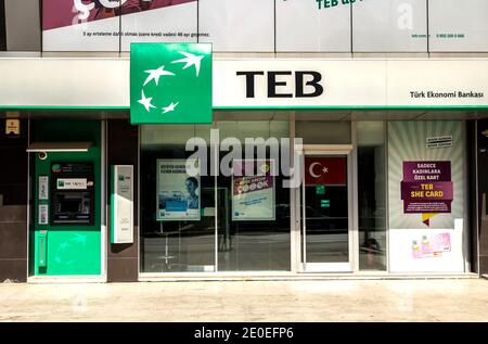 Izmir, Türkei: Emblem Turk Ekonomi Bankasi (Turkish Economy Bank), BNP Paribas hat 2005 50% der Holdinggesellschaft übernommen Stockfoto