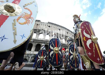 Hunderte von Menschen aus ganz Europa, die in alten römischen Kostümen gekleidet waren, nahmen am 22. April an einer historischen Parade durch die Ruinen der römischen Foren in Rom, Italien, Teil. 2012 zur Feier der Geburt von Rom, dass Tradition Staaten gegründet wurde am 21. April 753 v. Chr.. Gladiatoren, Krieger und einige Barbaren marschierten entlang Roms antikes Kolosseum zum Maxim Zirkus, um den 2.765. Geburtstag der Stadt zu feiern. Dargestellt wurden auch römische Senatoren, Soldaten und eine vestal Jungfrau, die eine ausgewählte Gruppe von jungen Mädchen, deren Aufgaben unter anderem die Pflichtung des heiligen Feuers. Der Legende nach der Zwillingsbro Stockfoto