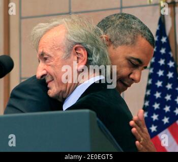 US-Präsident Barack Obama umarmt Elie Wiesel, bevor er am 23. April 2012 im Holocaust Museum in Washington, DC, USA, spricht. Foto von Dennis Brack/Pool/ABACAPRESS.COM Stockfoto