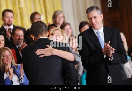 US-Präsident Barack Obama gratuliert der Nationallehrerin des Jahres 2012 Rebecca Mieliwocki als Bildungsministerin blickt Arne Duncan am 24. April 2012 im Ostsaal des Weißen Hauses in Washington, DC, USA, auf. Foto von Olivier Douliery/ABACAPRESS.COM Stockfoto