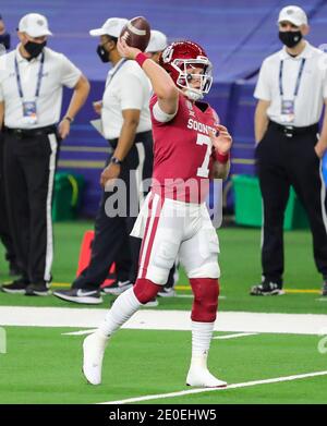 Arlington, Texas, USA. Dezember 2020. Oklahoma Sooners Quarterback Spencer Rattler (7) erwärmt sich vor dem Cotton Bowl Classic NCAA Football Spiel zwischen der University of Oklahoma Sooners und den Florida Gators im AT&T Stadium in Arlington, Texas. Tom Sooter/CSM/Alamy Live News Stockfoto