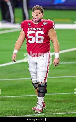 Arlington, Texas, USA. Dezember 2020. Oklahoma Sooners Offensive Lineman Creed Humphrey (56) vor dem Cotton Bowl Classic NCAA Football Spiel zwischen der University of Oklahoma Sooners und den Florida Gators im AT&T Stadium in Arlington, Texas. Tom Sooter/CSM/Alamy Live News Stockfoto