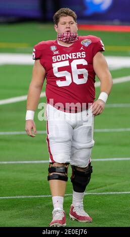 Arlington, Texas, USA. Dezember 2020. Oklahoma Sooners Offensive Lineman Creed Humphrey (56) vor dem Cotton Bowl Classic NCAA Football Spiel zwischen der University of Oklahoma Sooners und den Florida Gators im AT&T Stadium in Arlington, Texas. Tom Sooter/CSM/Alamy Live News Stockfoto