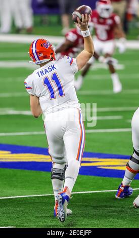 Arlington, Texas, USA. Dezember 2020. Florida Gators Quarterback Kyle Trask (11) beim Cotton Bowl Classic NCAA Football Spiel zwischen der University of Oklahoma Sooners und den Florida Gators im AT&T Stadium in Arlington, Texas. Tom Sooter/CSM/Alamy Live News Stockfoto