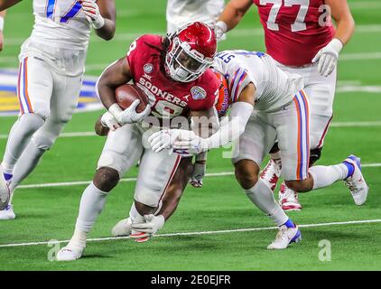 Arlington, Texas, USA. Dezember 2020. Oklahoma Sooners läuft zurück Rhamondre Stevenson (29) rauscht während des Cotton Bowl Classic NCAA Football Spiels zwischen der University of Oklahoma Sooners und den Florida Gators im AT&T Stadium in Arlington, Texas. Tom Sooter/CSM/Alamy Live News Stockfoto