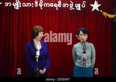 Die außenpolitische Chefin der Europäischen Union Catherine Ashton hat am 28. April 2012 in Yangon, Myanmar, Burmas pro-demokratische Führerin Aung San Suu Kyi getroffen. Anfang dieser Woche hat die EU die Sanktionen gegen Birma wegen "historischer Veränderungen" für ein Jahr ausgesetzt. Foto von Aung Pyae/Jazz Editions/ABACAPRESS.COM Stockfoto