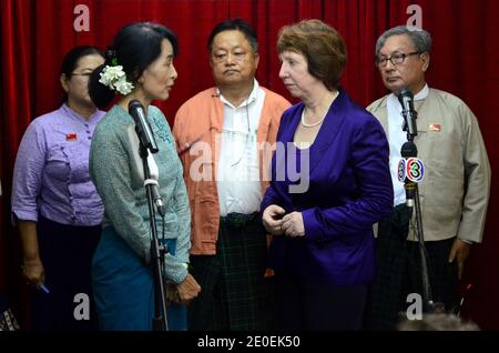 Die außenpolitische Chefin der Europäischen Union Catherine Ashton hat am 28. April 2012 in Yangon, Myanmar, Burmas pro-demokratische Führerin Aung San Suu Kyi getroffen. Anfang dieser Woche hat die EU die Sanktionen gegen Birma wegen "historischer Veränderungen" für ein Jahr ausgesetzt. Foto von Aung Pyae/Jazz Editions/ABACAPRESS.COM Stockfoto