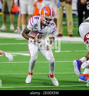 Arlington, Texas, USA. Dezember 2020. Florida Gators Quarterback Emory Jones (5) läuft mit dem Ball während des Cotton Bowl Classic NCAA Football Spiels zwischen der University of Oklahoma Sooners und den Florida Gators im AT&T Stadium in Arlington, Texas. Tom Sooter/CSM/Alamy Live News Stockfoto