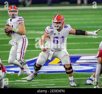 Arlington, Texas, USA. Dezember 2020. Florida Gators Offensivlineman Brett Heggie (61) blockiert während des Cotton Bowl Classic NCAA Football Spiels zwischen der University of Oklahoma Sooners und den Florida Gators im AT&T Stadium in Arlington, Texas. Tom Sooter/CSM/Alamy Live News Stockfoto