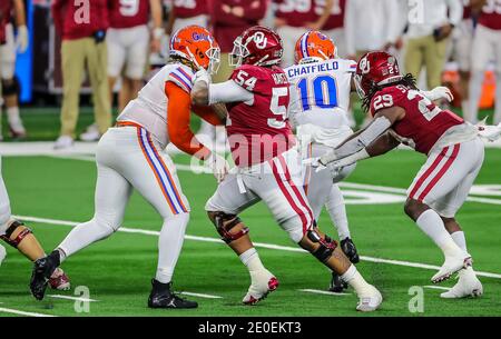 Arlington, Texas, USA. Dezember 2020. Oklahoma Sooners Offensivlineman Marquis Hayes (54) blockiert während des Cotton Bowl Classic NCAA Football Spiels zwischen der University of Oklahoma Sooners und den Florida Gators im AT&T Stadium in Arlington, Texas. Tom Sooter/CSM/Alamy Live News Stockfoto