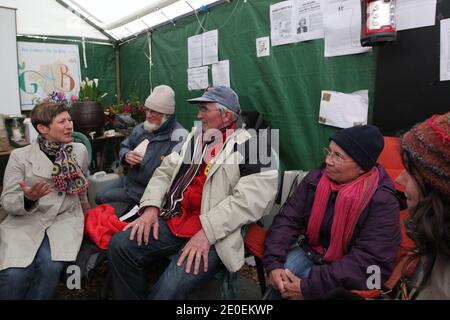 Marie Bove, EELV-Regionalrätin, ist zu sehen, als sie Michel Tarin trifft, der 18 Tage lang im Hungerstreik war, am 28. April 2012 in Nantes, Westfrankreich, streikten Gilles Denigot und Severine Durand vier Tage lang, um gegen den zukünftigen Flughafen Notre-Dame-des-Landes zu protestieren. Foto von Laetitia Notarianni/ABACAPRESS.COM. Stockfoto