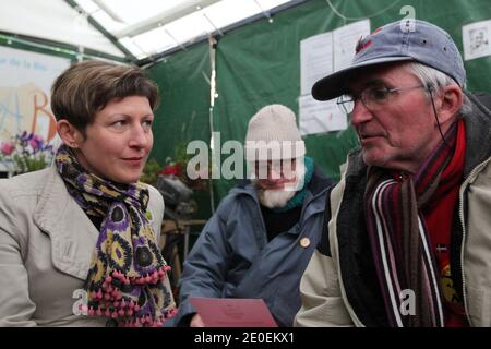 Marie Bove, EELV-Regionalrätin, ist zu sehen, als sie Michel Tarin trifft, der 18 Tage lang im Hungerstreik war, am 28. April 2012 in Nantes, Westfrankreich, streikten Gilles Denigot und Severine Durand vier Tage lang, um gegen den zukünftigen Flughafen Notre-Dame-des-Landes zu protestieren. Foto von Laetitia Notarianni/ABACAPRESS.COM. Stockfoto