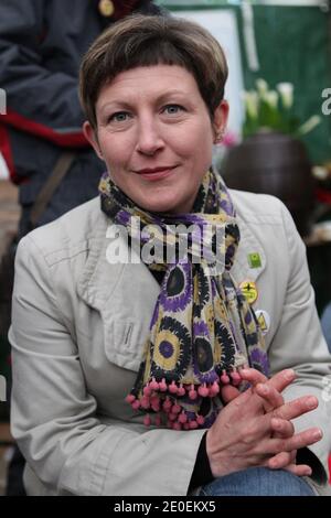 Marie Bove, EELV-Regionalrätin, ist zu sehen, als sie Michel Tarin trifft, der 18 Tage lang im Hungerstreik war, am 28. April 2012 in Nantes, Westfrankreich, streikten Gilles Denigot und Severine Durand vier Tage lang, um gegen den zukünftigen Flughafen Notre-Dame-des-Landes zu protestieren. Foto von Laetitia Notarianni/ABACAPRESS.COM. Stockfoto