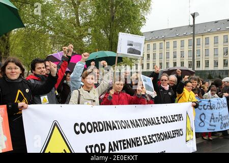 Marie Bove, EELV-Regionalrätin, ist während eines Protestes gegen die Mobilfunkmasten in Nantes, Westfrankreich, am 28. April 2012 abgebildet. Foto von Laetitia Notarianni/ABACAPRESS.COM. Stockfoto