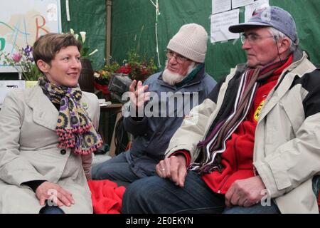 Marie Bove, EELV-Regionalrätin, ist zu sehen, als sie Michel Tarin trifft, der 18 Tage lang im Hungerstreik war, am 28. April 2012 in Nantes, Westfrankreich, streikten Gilles Denigot und Severine Durand vier Tage lang, um gegen den zukünftigen Flughafen Notre-Dame-des-Landes zu protestieren. Foto von Laetitia Notarianni/ABACAPRESS.COM. Stockfoto