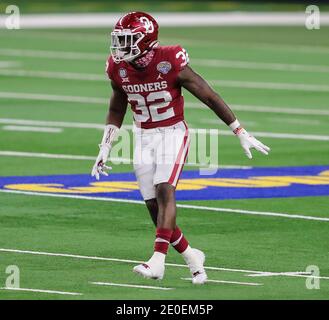 Arlington, Texas, USA. Dezember 2020. Oklahoma Sooners Sicherheit Delarrin Turner-Yell (32) während des Cotton Bowl Classic NCAA Football Spiels zwischen der University of Oklahoma Sooners und den Florida Gators im AT&T Stadium in Arlington, Texas. Tom Sooter/CSM/Alamy Live News Stockfoto