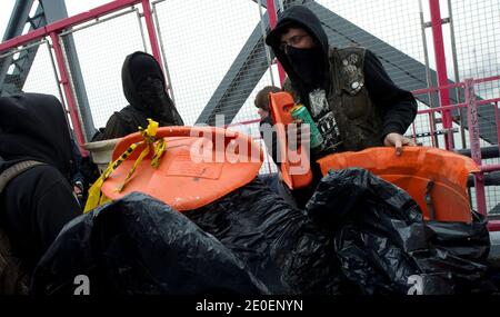 Occupy Wall Street 1. Mai Proteste. Occupy Wall Street Protestierende überqueren die Wiliamsburg Bridge in Brooklyn, zur Lower East Side, auf der Chrystie und Houston Street in einer Reihe von stadtweiten Maifeiertag-Protesten, die zu einem "Generalstreik" aufrufen. Am 1. Mai 2012 wurden drei Verhaftungen, darunter zwei Frauen, auf der Williamsburg Bridge in Manhattan, vorgenommen. Foto von Joe Marino/ABACAPRESS.COM Stockfoto