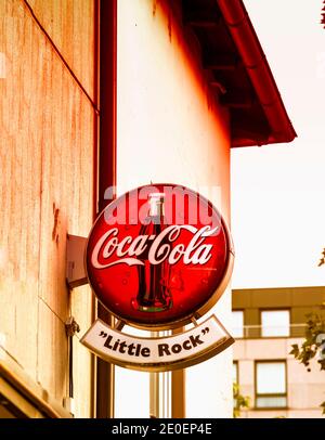 Nürnberg, Deutschland, OCT 3, 2018: coca-Cola Schild in einem Rockcafe, Klassische Werbung Coca-Cola Marke Stockfoto