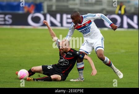 OL's Gueida Fofana und Valenciennes Renaud Comade während des französischen Fußballspiel der ersten Liga, Olympique Lyonnais gegen Valenciennes im Gerland Stadium in Lyon, Frankreich am 2. Mai 2012. Lyon gewann 4:1. Foto von Vincent Dargent/ABACAPRESS.COM Stockfoto