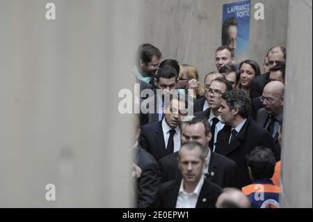 Frankreichs amtierender Präsident und Kandidat der UMP-Regierungspartei für die Präsidentschaftswahl 2012 Nicolas Sarkozy, flankiert von Franck Louivrier, Guillaume Lambert und Patrick Buisson, ist nach einem Wahlkampftreffen am 4. Mai 2012 in Les Sables-d'Olonne bei La Rochelle, Westfrankreich, abgebildet. Foto von Mousse/ABACAPRESS.COM Stockfoto